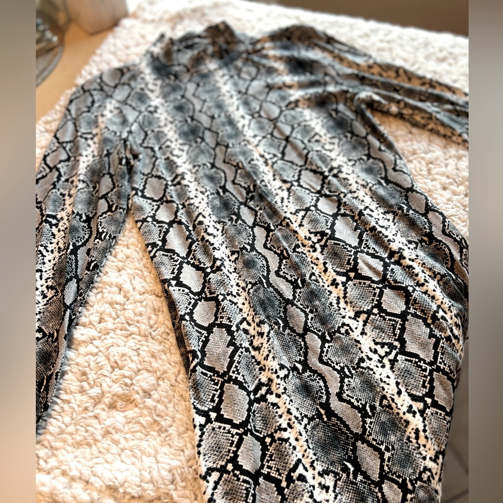 LONG SLEEVE SNAKE PRINT MINI DRESS, size large
